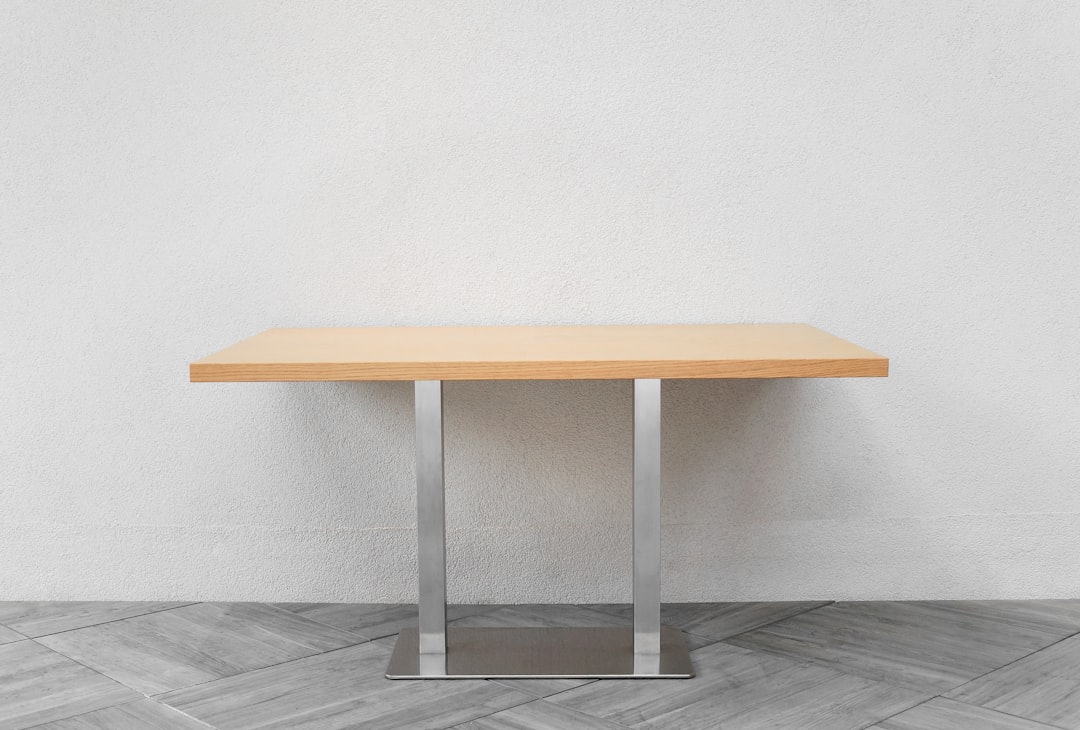 Eiken eettafel met zichtbare houtnerf in een lichte eetkamer