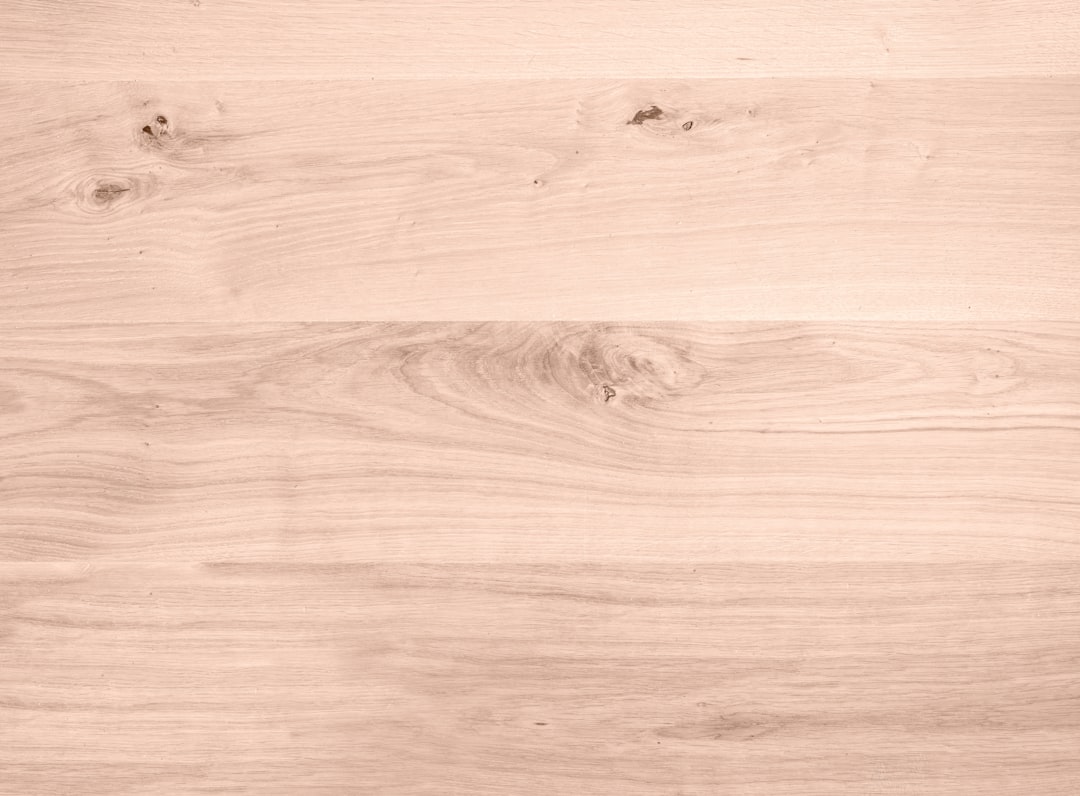 Krassen en kringen uit een houten tafelblad halen